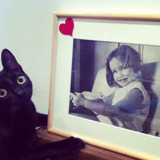 Julia Lemmertz quando pequena e seu gato (Foto: Reprodução/Instagram)