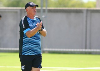 Felipão admite contato da seleção do Peru, mas nega ter negociado salário