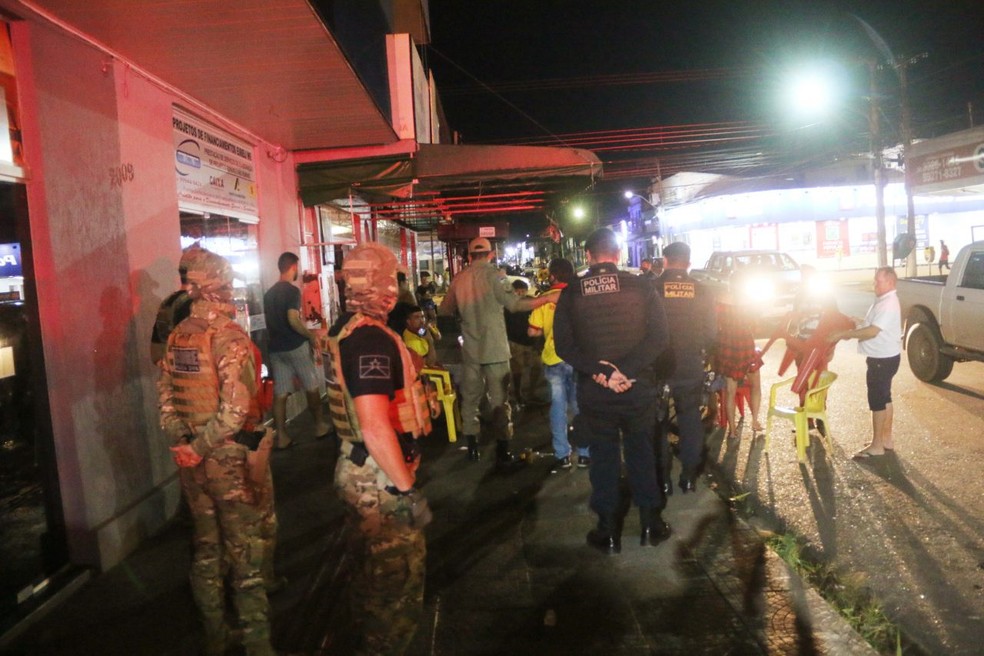 Agentes encontram pessoas aglomeradas em estabelecimentos da capital — Foto: Sesdec/Reprodução