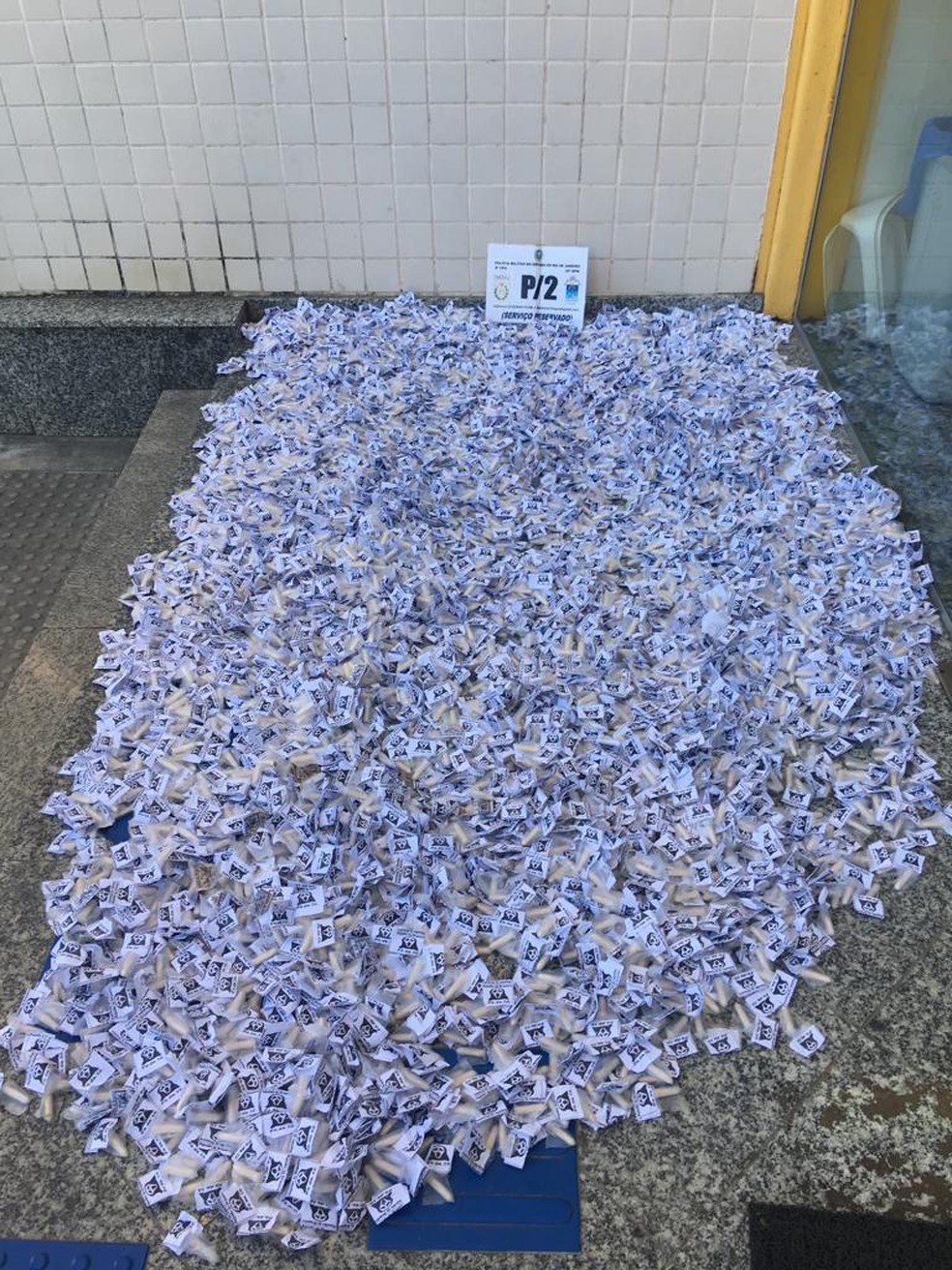 Drogas foram encontradas em um terreno no bairro Praia do Siqueira, em Cabo Frio â Foto: DivulgaÃ§Ã£o | 25Âº BPM