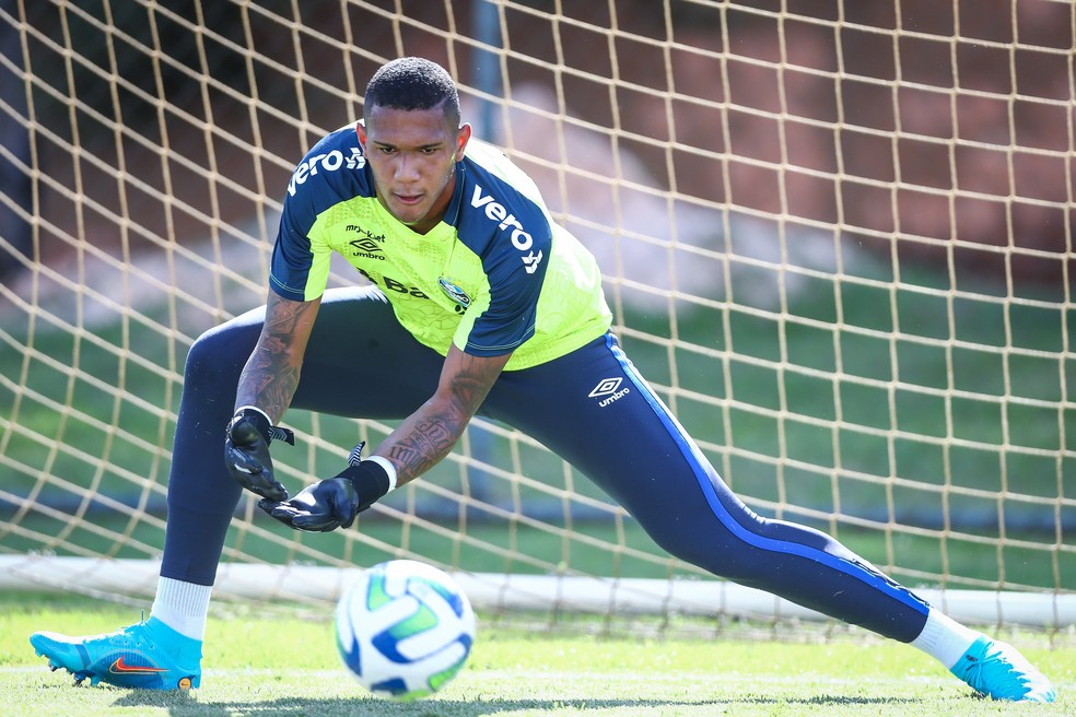 Como Adriel foi de terceiro goleiro a titular do Grêmio
