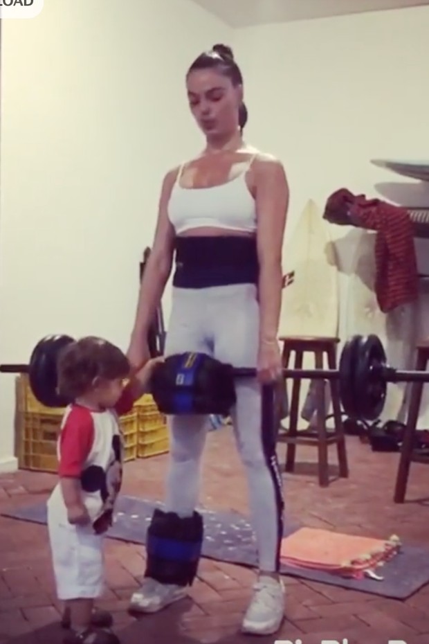 Isis Valverde treina com a ajuda do filho (Foto: Reprodução/Instagram)