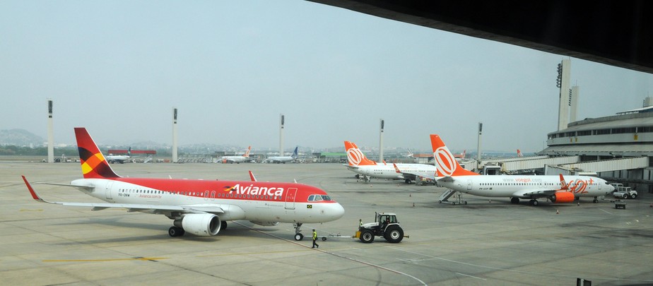 Avioes da Tam, Avianca, Gol no terminal 2 e 1 no aeroporto internacional Tom Jobim