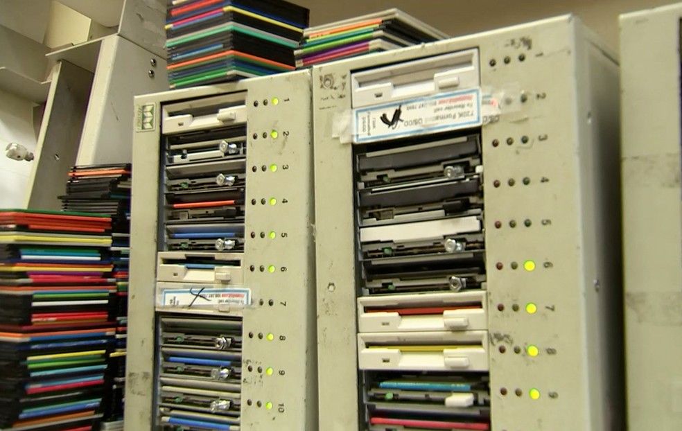 Loja de reciclagem de disquetes usa computadores antigos para formatar dispositivos e revendê-los — Foto: Reuters/Alan Devall