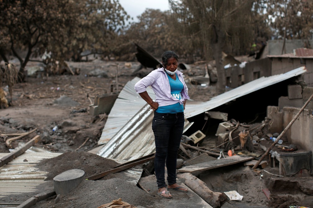 Eufemia Garcia, que perdeu 50 familiares com a erupÃ§Ã£o do VulcÃ£o de Fogo, voltou Ã  Ã¡rea da sua casa em San Miguel Los Lotes (Foto: Carlos Jasso/Reuters)
