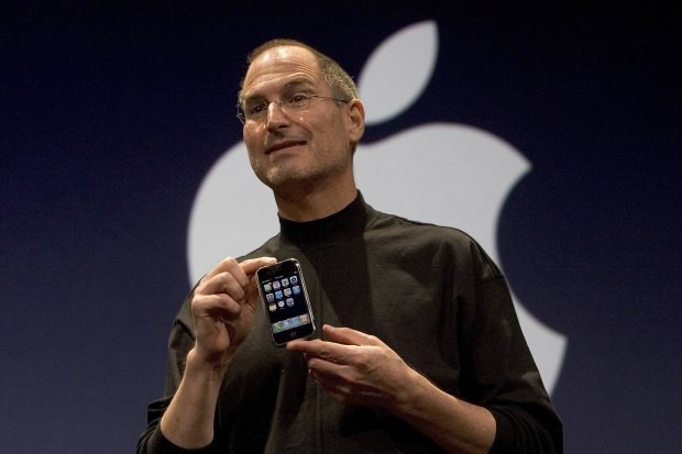 Steve Jobs e o primeiro iPhone, em 9 de janeiro de 2007 (Foto: David Paul Morris/Getty Images)