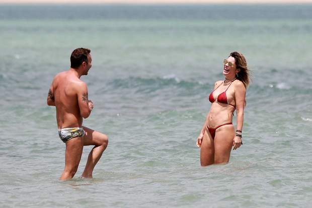 Flávia Alessandra e Matheus Mazzafera em praia em Jericoacoara (Foto: Agnews) Flávia Alessandra e Matheus Mazzafera em praia em Jericoacoara (Foto: Agnews)