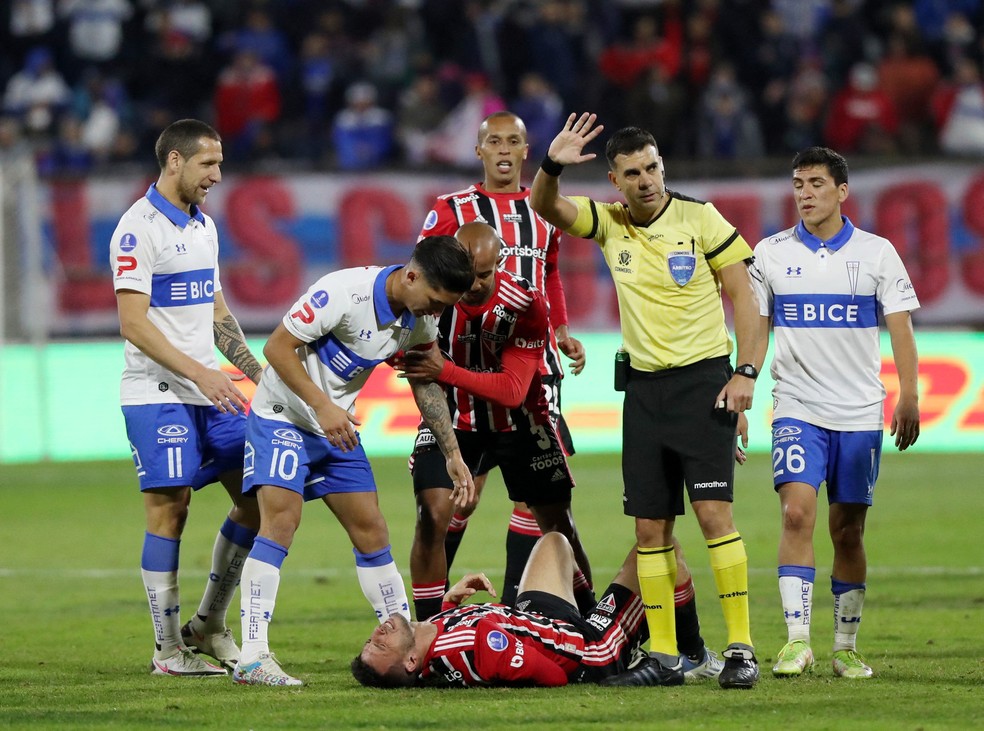 Árbitro Christian Ferreyra foi alvo de reclamações do Tricolor — Foto: REUTERS/Pablo Sanhueza