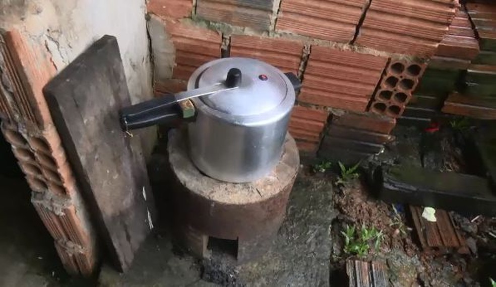 Família recorre ao fogareiro para reduzir gastos com gás de cozinha (Foto: Reprodução/Rede Amazônica Acre )