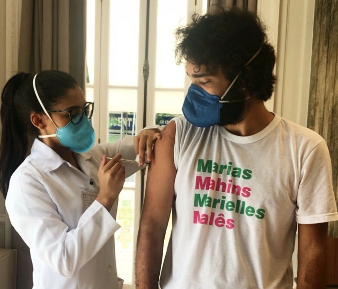 Humberto Carrão é vacinado contra a covid-19 (Foto: Reprodução / Instagram )