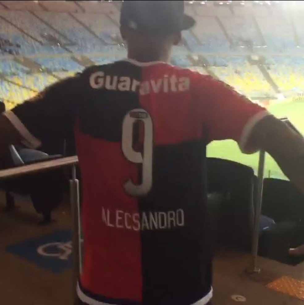 Em vídeo, Felipe Melo mostrou "premonição" com camisa do Flamengo. Alecsandro faria os dois gols da vitória — Foto: Reprodução/Instagram