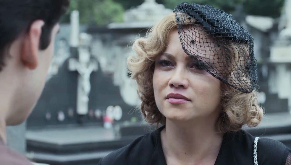 Marion (Ellen Rocche) pede que Alfredo (Nicolas Prattes) a esqueça em 'Éramos Seis' — Foto: Globo