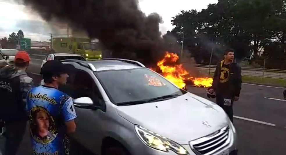Manifestantes bloqueiam trecho da BR-277 em protesto contra morte de motociclista — Foto: Malu Mazza/RPC