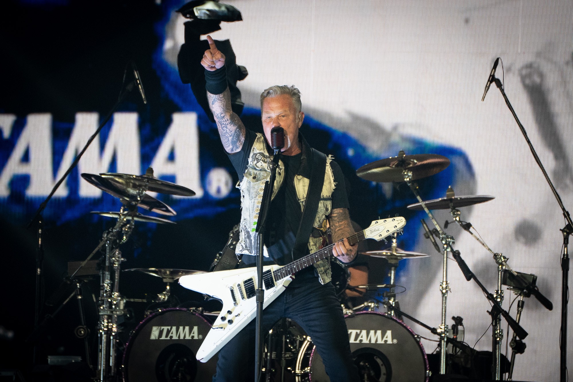 Metallica faz show poderoso para 70 mil em SP e vocalista brinca com parto de fã em Curitiba