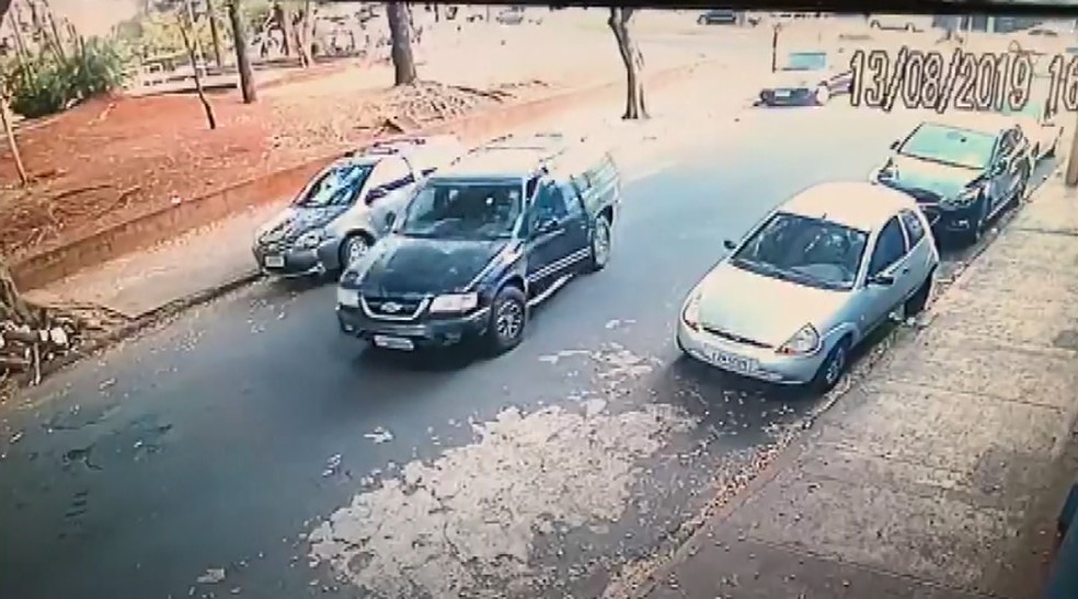 Ladro leva 24 segundos para furtar caminhonete em Ribeiro Preto (SP)  Foto: Cmera de segurana/Reproduo