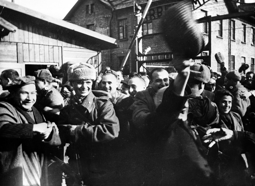 Prisioneiros do campo de concentração nazista de Auschwitz, na Polônia, nos primeiros minutos após serem libertados por soldados soviéticos em janeiro de 1945 — Foto: AFP