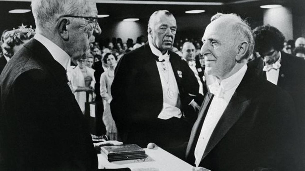 Kuznets queria fazer algo muito diferente. Aqui está ele, em 1971, recebendo o Prêmio Nobel de Economia. — Foto: Getty Images via BBC