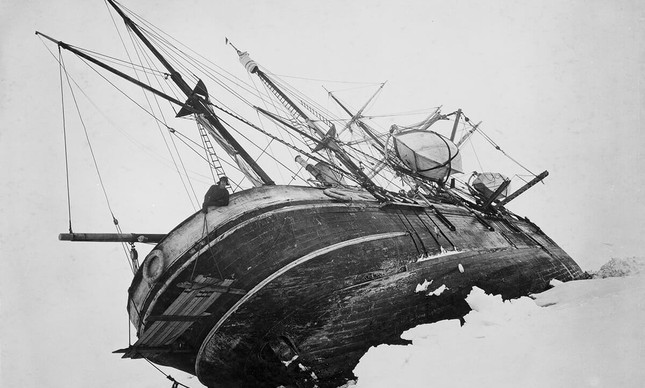 O navio Endurance pouco antes de afundar, na Antártica, em 1915