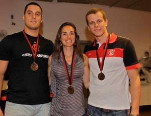 João Gabriel Schlittler posa ao lado de Fabiana Beltrame e Cesar Cielo (Foto: Reprodução Facebook)