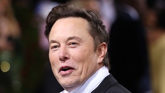 Não é a primeira vez que Elon Musk vai ao badalado e excêntrico Met Gala, cujo tema neste ano é "Na América, uma antologia da moda".  "In America: An Anthology of Fashion". O homem mais rico do mundo optou por um smoking bem cortado com gravata brancaREUTERS/2-5-22