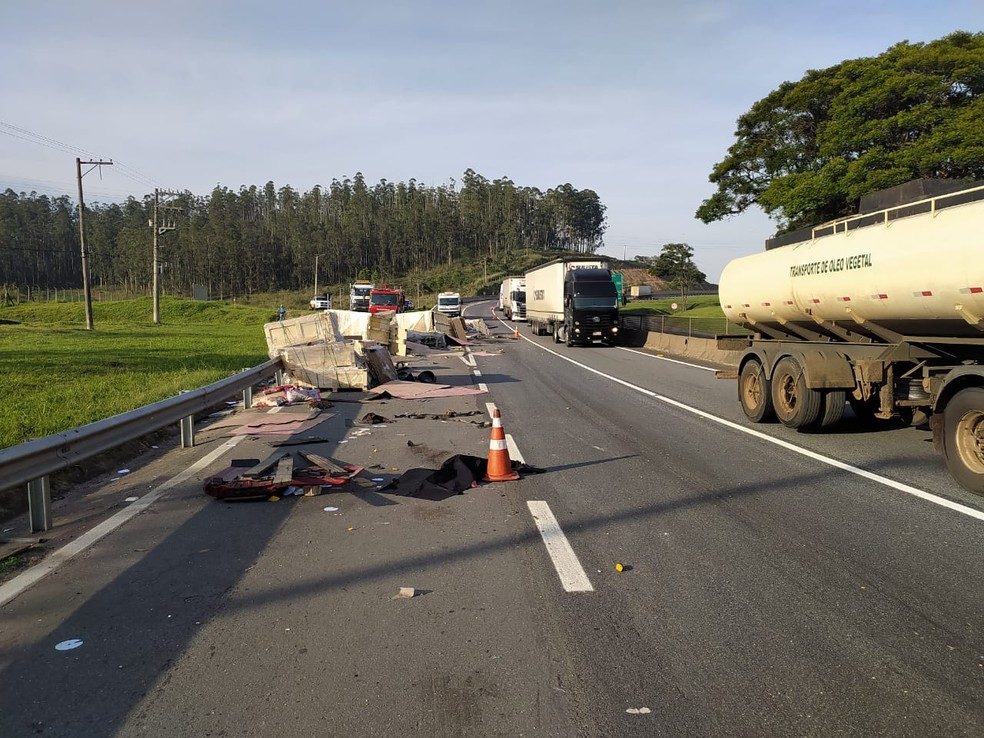 Acidente de caminhão deixa um morto e dois feridos na Dutra em Cachoeira Paulista — Foto: Polícia Rodoviária Federal/Divulgação