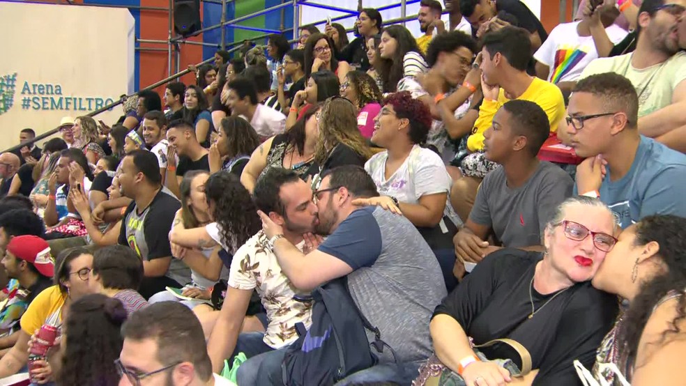 Público faz beijaço na Bienal do Rio — Foto: Reprodução/TV Globo