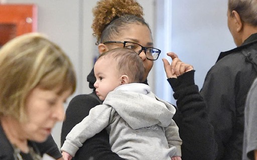 Janet Jackson exibe rostinho de filho em desembarque nos EUA
