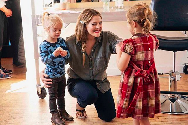 A atriz Drew Barrymore com as duas filhas (Foto: Instagram)