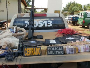 Dinheiro e fuzil foram encontrados em acamapamento (Foto: Divulgação/Polícia Militar)