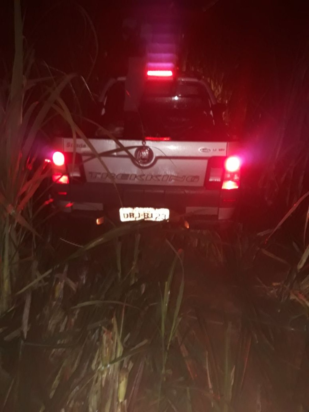PM não encontrou os assaltantes, mas achou o veículo e o cofre abandonados no canavial (Foto: Polícia Militar de MT)