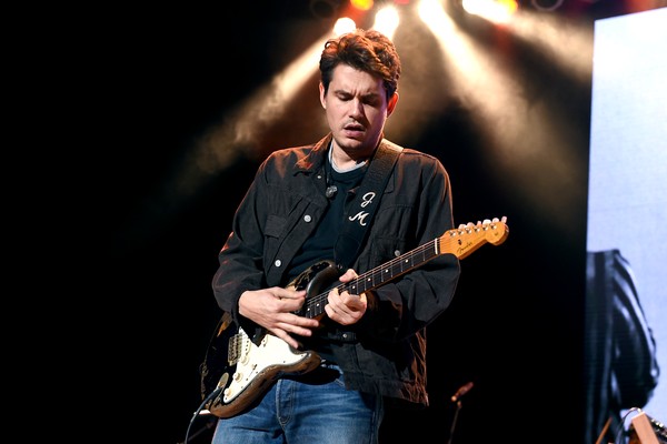 O músico John Mayer durante um show (Foto: Getty Images)