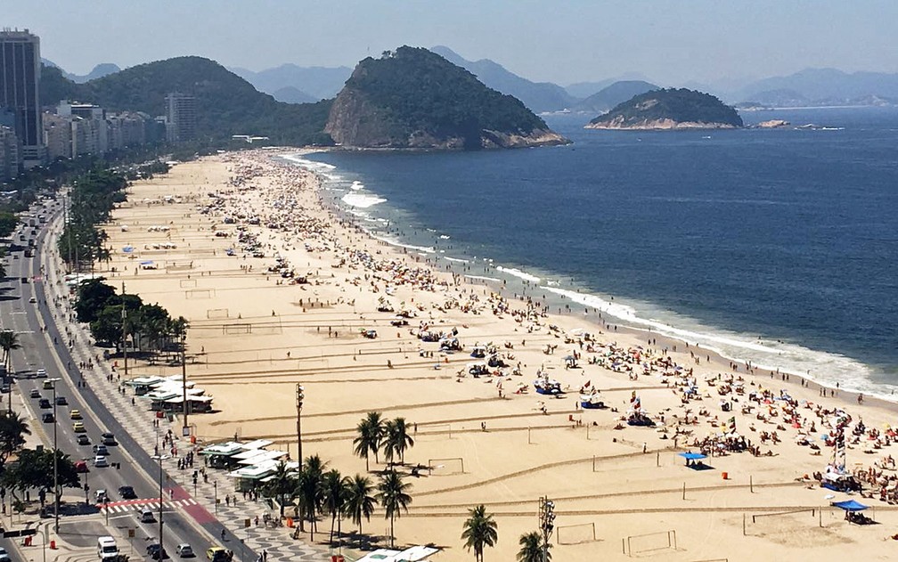 Vista aérea das praias de Copacabana e Leme, tradicional palco da festa de réveillon mais famosa do mundo, que foi cancelada por causa da pandemia do coronavírus — Foto: Leonardo Ferreira/Arquivo pessoal