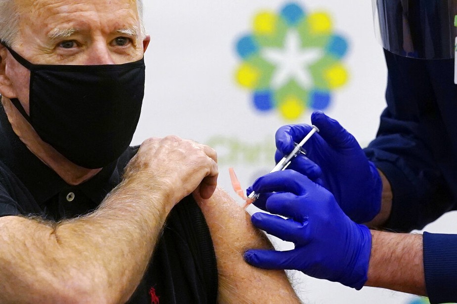 Joe Biden recebe a segunda dose da vacina contra a covid-19 em hospital de Newark