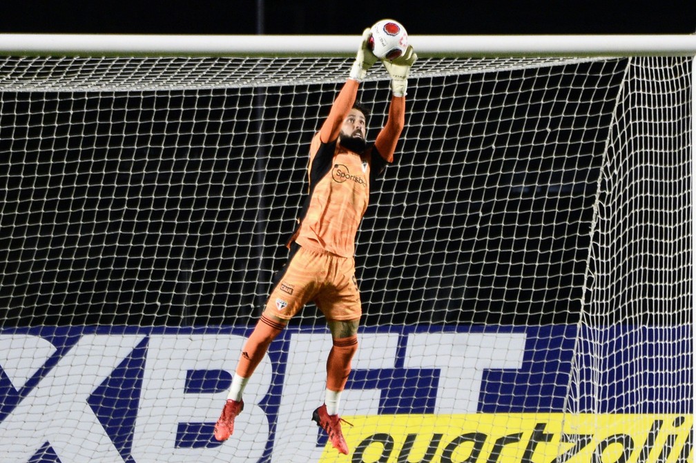 Rogério Ceni fica próximo de consolidar formação da defesa do São Paulo; resta dúvida na esquerda