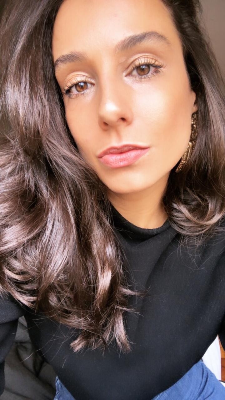 A editora de beleza Olívia Nicoletti percebeu o primeiro foco de psoríase embaixo das sobrancelhas (Foto: reprodução Instagram )