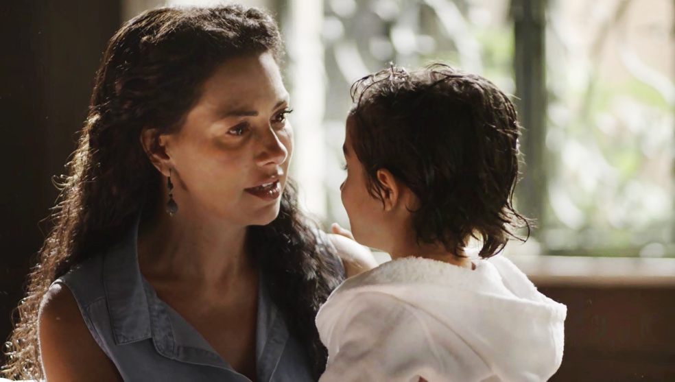 Ícaro decide ficar com a tia (Foto: TV Globo)