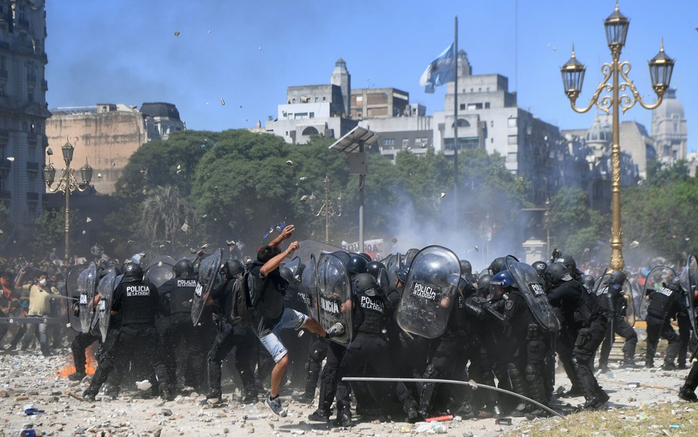 Policiais e manifestantes entram em confronto durante protesto contra a reforma da previdência do lado de fora do Congresso, em Buenos Aires, Argentina, na segunda-feira (18) (Foto: Eitan Abramovich/AFP)