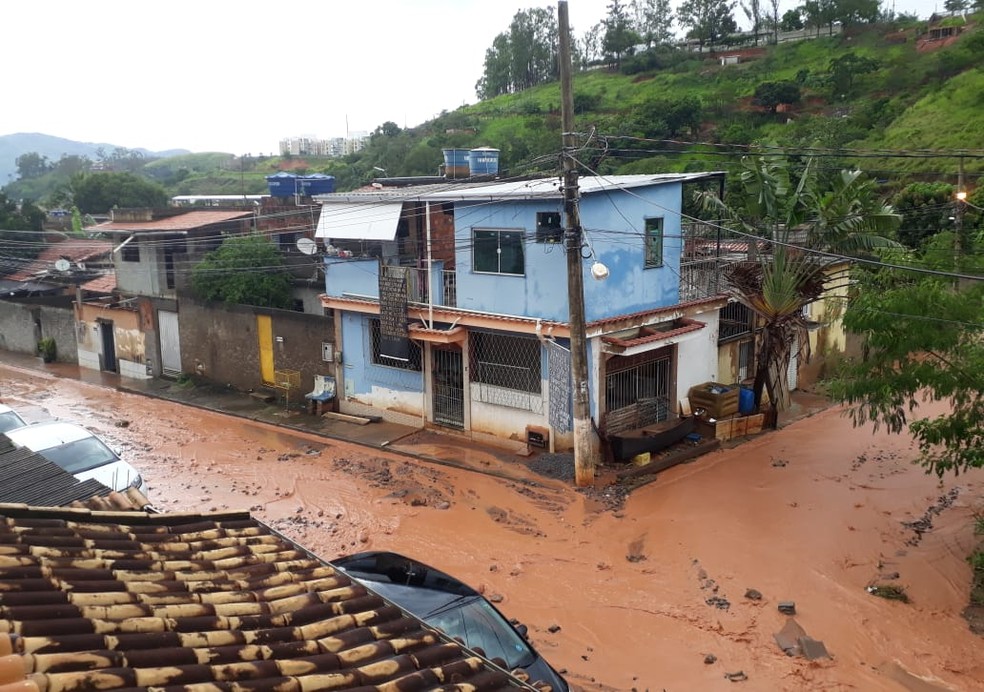 Chuva forte alaga ruas atinge imóveis e faz rio transbordar no Sul do RJ Sul do Rio e Costa