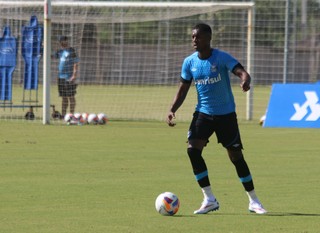 Felipão indica estreia de Erazo e põe Everton ao lado de Moreno em treino