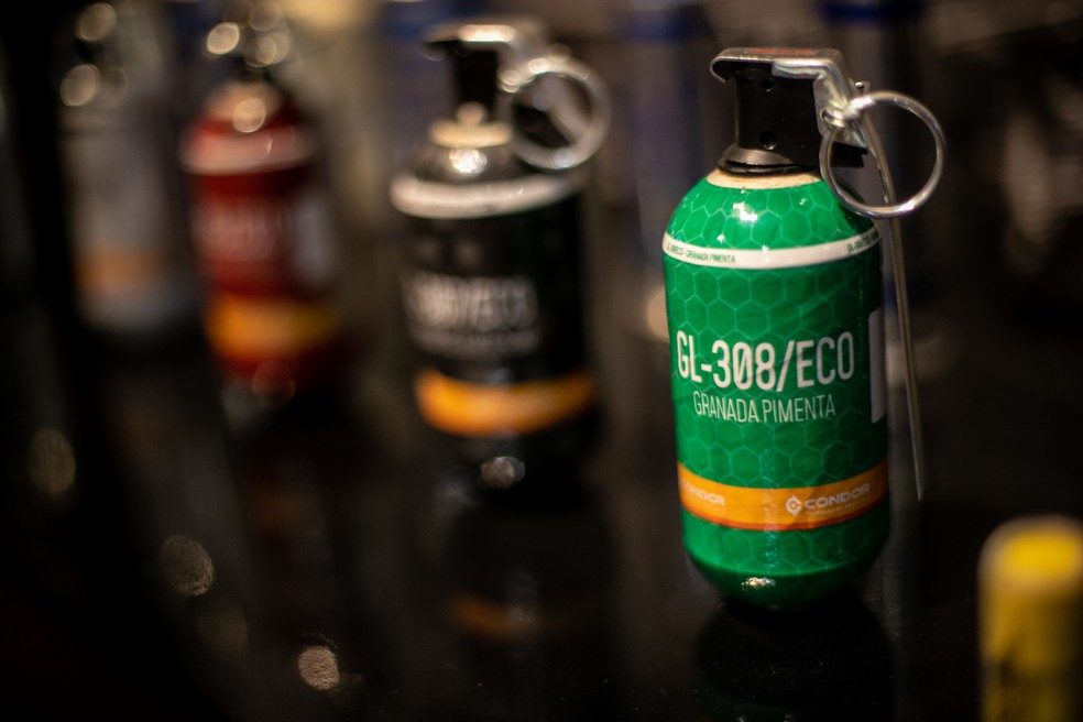 A ECOBODY é feita em polímero natural de alta densidade e produz efeito igual às demais granadas — Foto: Brenno Carvalho
