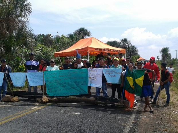 Professores e lideranças indígenas protestam em Amajari (Foto: Arquivo pessoal)