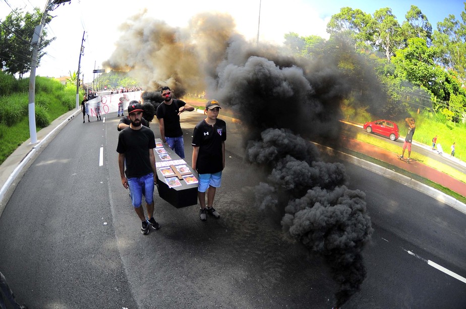 Torcida do São Paulo protesta com cortejo fúnebre no Morumbi