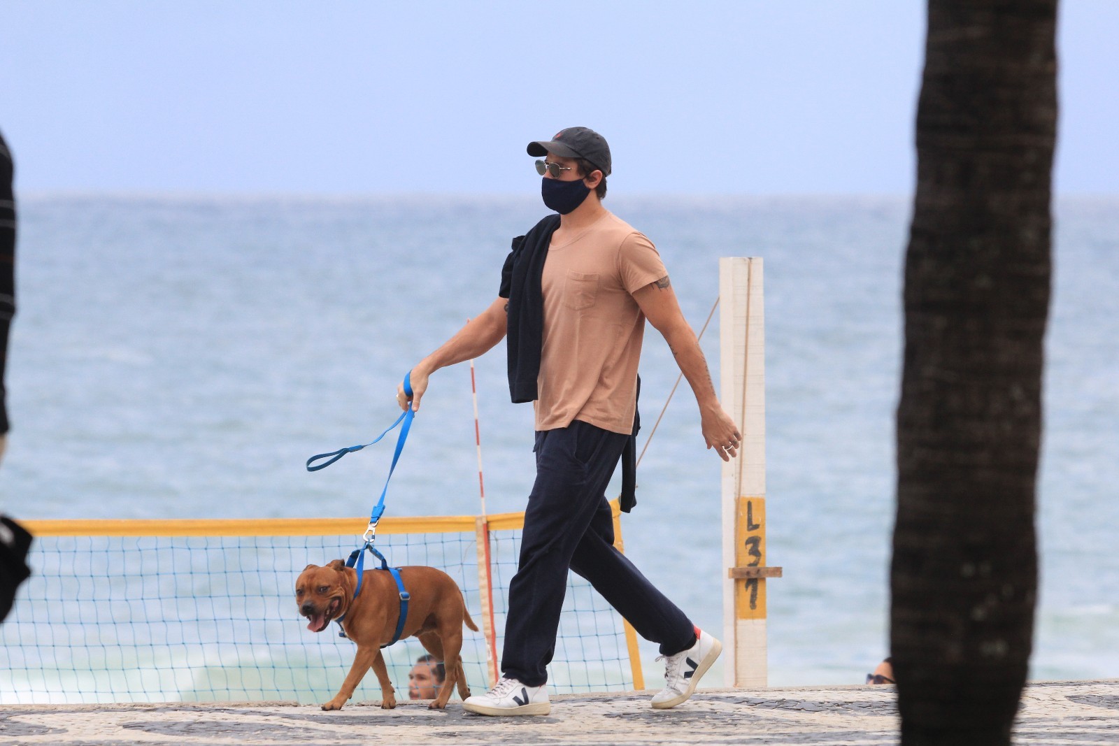 Rômulo Arantes Neto passeia com seu cachorro (Foto: JC Pereira/AgNews)