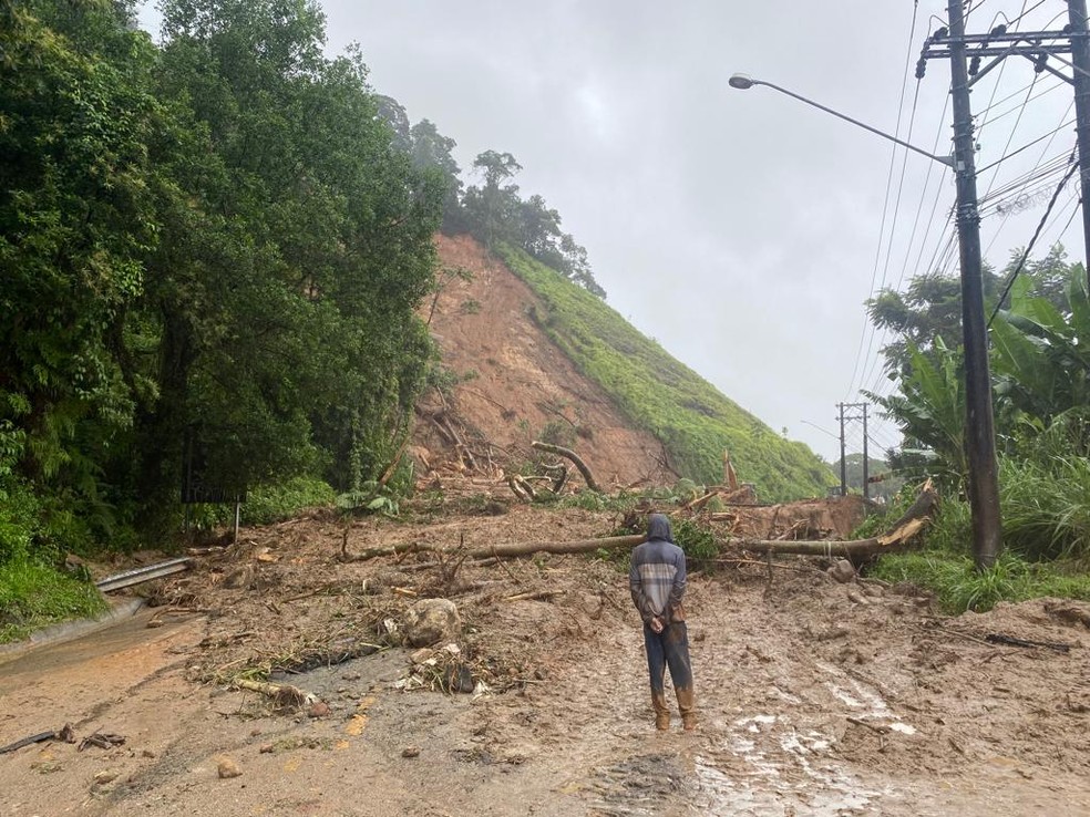 Tragédia em São Sebastião: Deslizamento de terra dívisa entre Camburi e Boicucanga — Foto: CREATIVE PRODUÇÕES/ Cristian Santos
