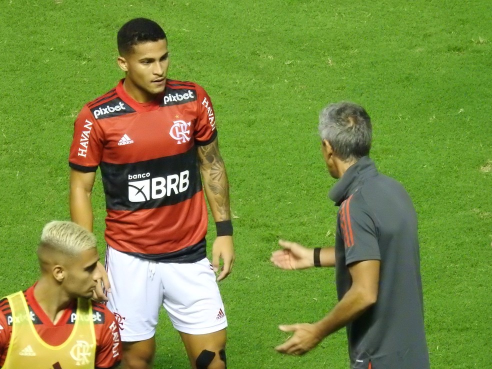 Jo&atilde;o Gomes recebe orienta&ccedil;&otilde;es de Paulo Sousa na estreia do portugu&ecirc;s &agrave; frente do Flamengo &mdash; Foto: Fred Gomes