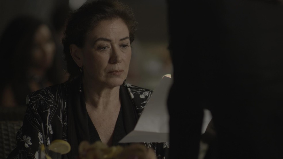Silvana recebe a notícia da gravidez de Irene (Foto: TV Globo)