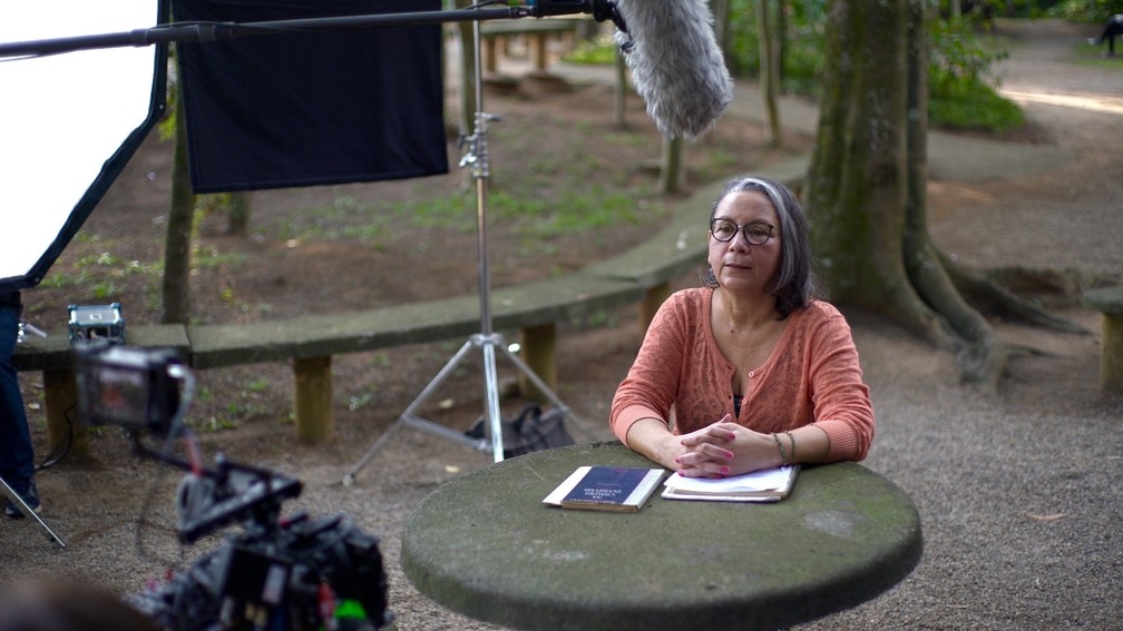 Ivone de Santana, viúva de Celso Daniel, durante entrevista para série documental sobre a morte do prefeito de Santo André — Foto: Divulgação/Clara Soria 