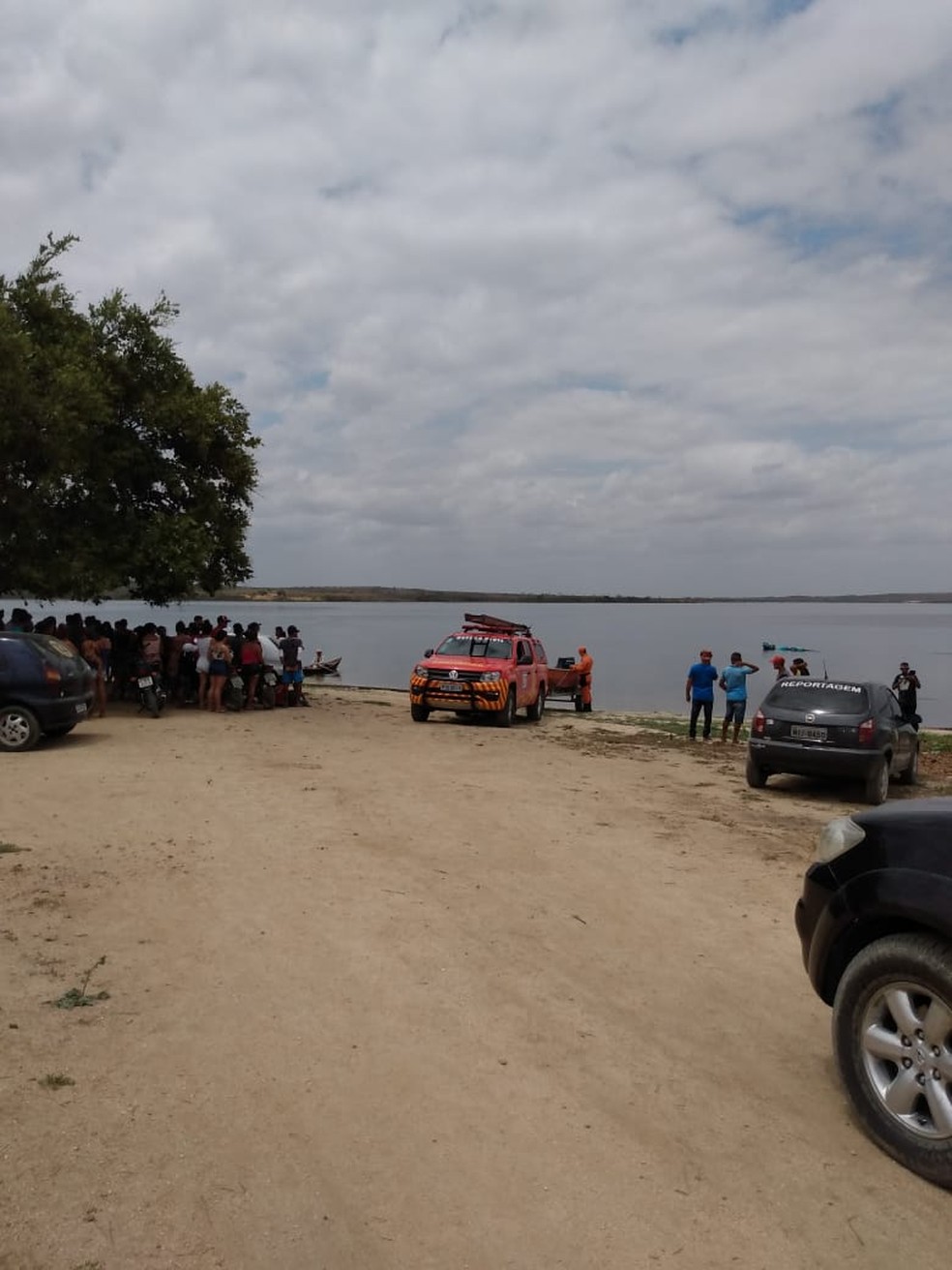 Bombeiros retomaram as buscas pela jovem que desapareceu em açude no Ceará após cair de moto aquática. — Foto: Corpo de Bombeiros/Divulgação