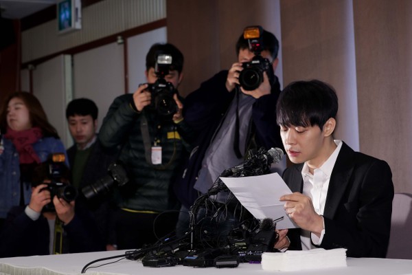 O músico coreano Park Yoo-chun na entrevista coletiva na qual negou ter consumido drogas (Foto: Getty Images)