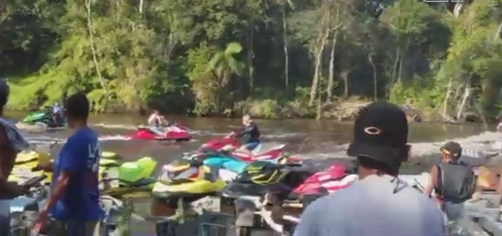 Multidão faz festa com lanchas em SP e revolta moradores: 'Somos idiotas'